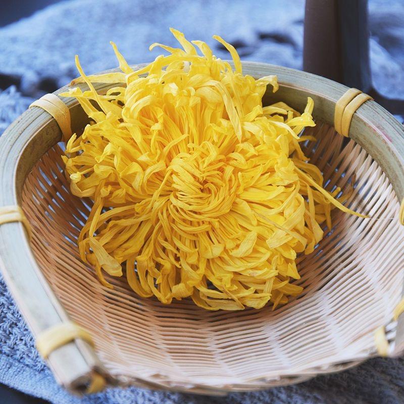 Chrysanthemum tea is produced in Guizhou Province, China at an altitude of 2,900 meters. It has the effects of dispelling wind and heat, clearing the liver and improving eyesight, detoxifying and reducing inflammation. It is a must-have at home.