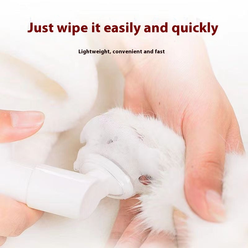 Pet foot cleaning foam is used for cleaning and moisturizing the paws of dogs and cats. It is wash-free.